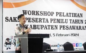 Ketua Bawaslu Kabupaten Pesawaran Fatihunnajah, saat menyampaikan sambutan pada Workshop Pelatihan Saksi Peserta Pemilu Tahun 2024 di Hotel Kyriad M2 Bandar Lampung, Senin (05/02).