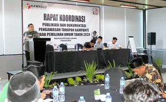 Anggota Bawaslu Kabupaten Pesawaran Mutholib, saat menyampaikan sambutan pada Rapat Koordinasi Publikasi Pengawasan Tahapan Kampanye Pemilu Tahun 2024 di Hotel Kyriad M2 Bandar Lampung pada Rabu (07/02).