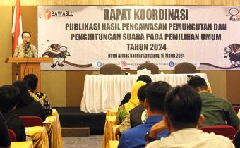 Ketua Bawaslu Kabupaten Pesawaran Fatihunnajah, saat menyampaikan sambutan pada pembukaan Rapat Koordinasi Publikasi Hasil Pengawasan Tahapan Pemungutan dan Penghitungan Suara Pemilu Tahun 2024 di Hotel Arinas Bandar Lampung, pada hari Sabtu (16/03).