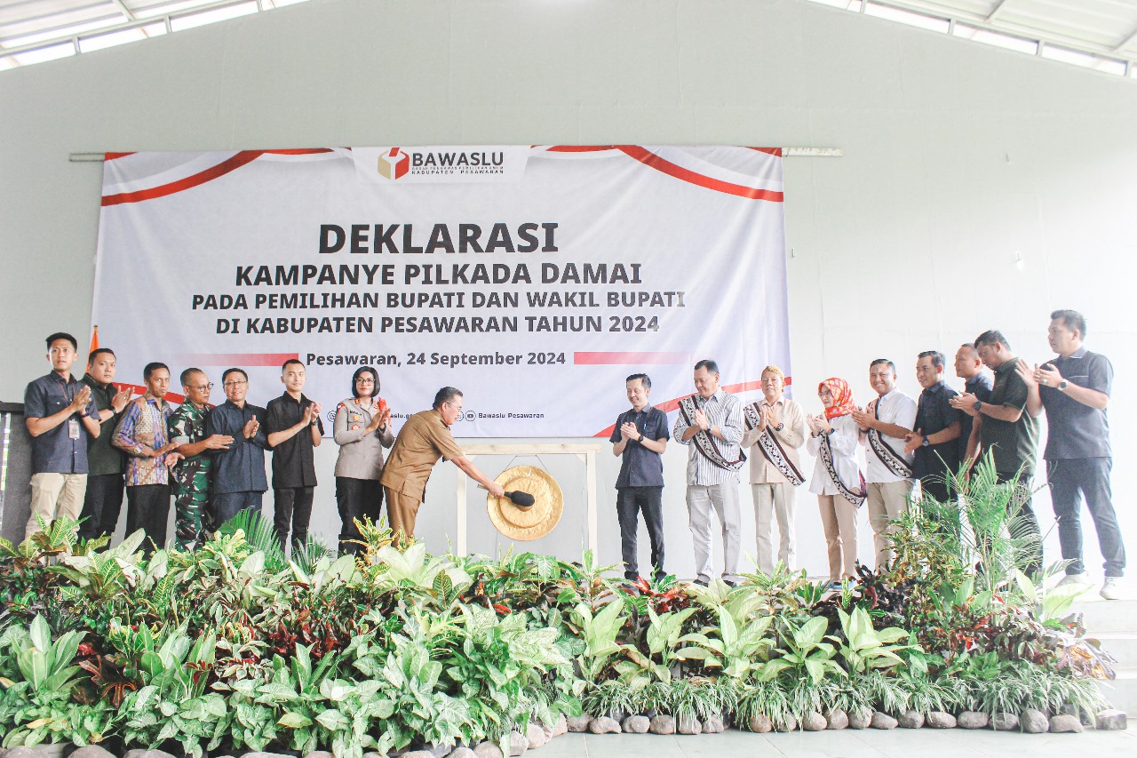 Proses pemukulan gong Deklarasi Kampanye Pilkada Damai yang dilakukan oleh Sekretaris Daerah Pesawaran Wildan, didampingi oleh Ketua dan Anggota Bawaslu Pesawaran, jajaran Stakeholder, dan Pasangan Calon Bupati dan Wakil Bupati Pesawaran di Saung Djunjungan's Gedong Tataan, Selasa (24/09).