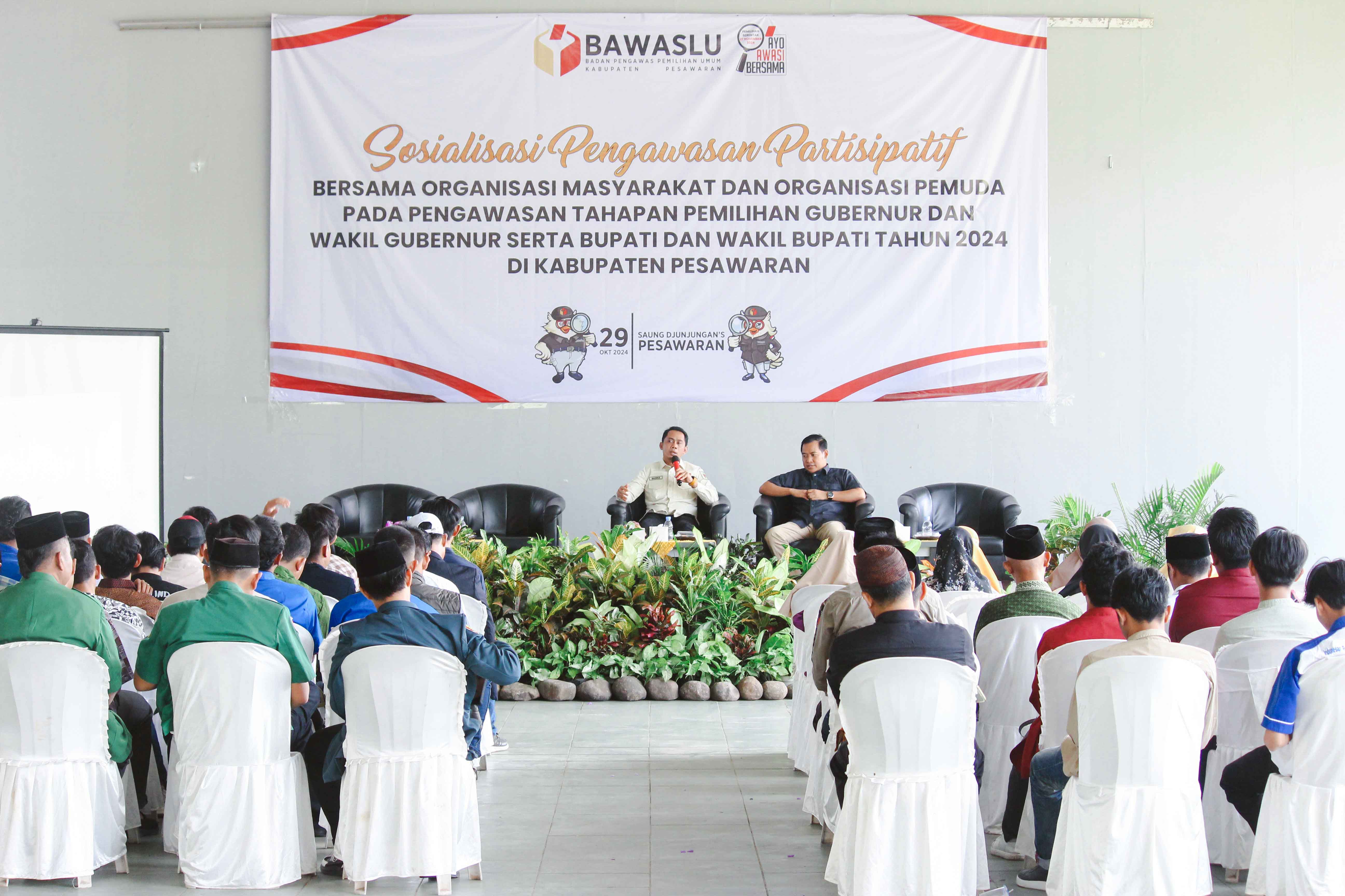 Sambutan Anggota Bawaslu Provinsi Lampung, Hamid Badrul Munir, dalam kegiatan sosialisasi pengawasan partisipatif di Suang Djunjungan's Pesawaran, Selasa (29/10).