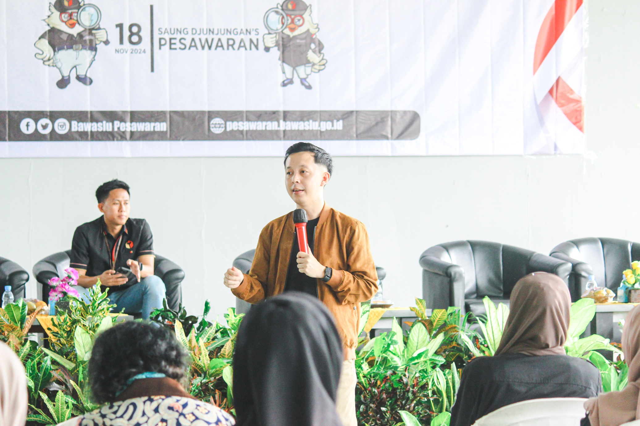 Ketua Bawaslu Kabupaten Pesawaran, Fatihunnajah, menyampaikan sambutannya Sosialisasi Pengawasan Partisipatif bersama organisasi perempuan di Saung Djunjungan Negeri Sakti Pesawaran, Senin (18/11).