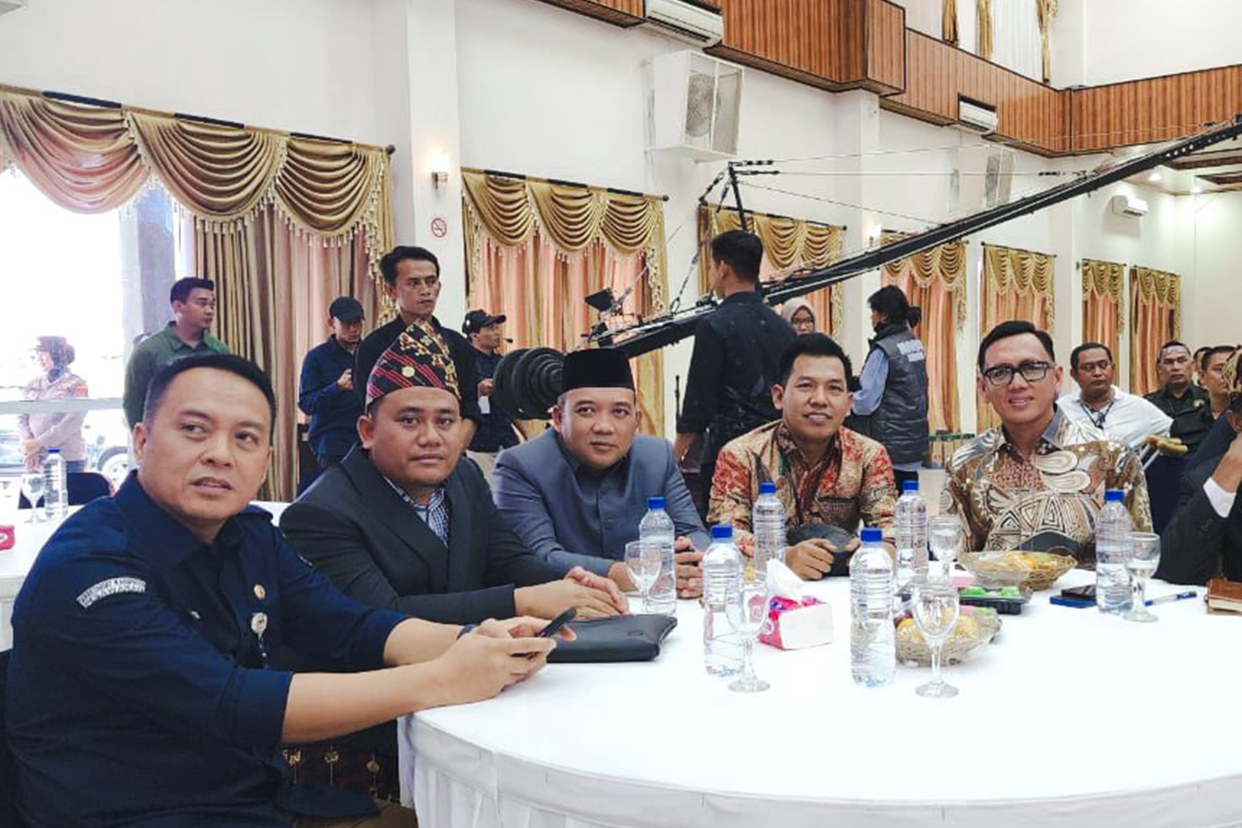 Anggota Bawaslu Pesawaran, Oktiyas Afriza, melakukan pengawasan pelaksanaan debat publik Pasangan Calon Bupati dan Wakil Bupati Kabupaten Pesawaran di Gedung Graha Adora, Selasa (29/10).