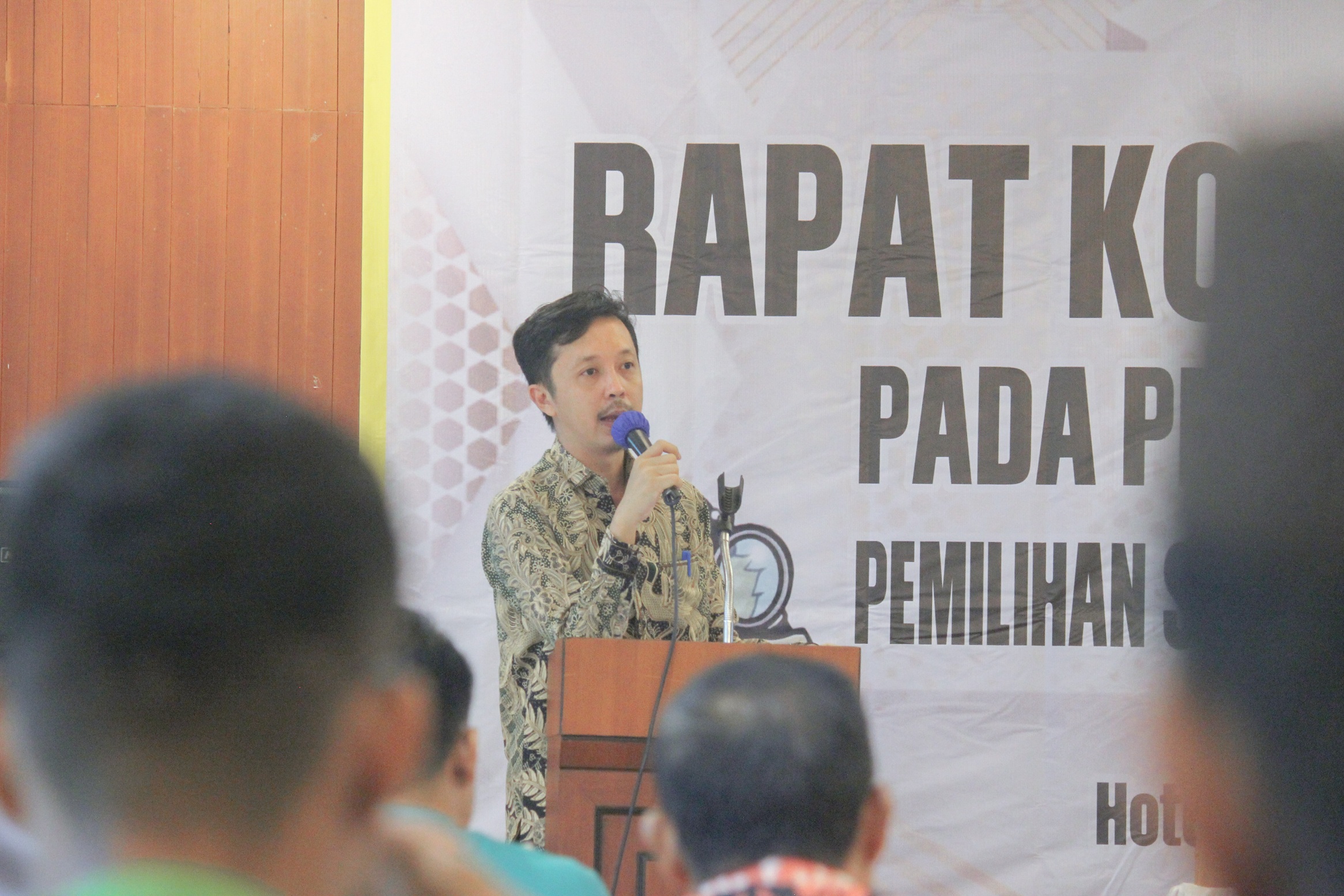 Ketua Bawaslu Kabupaten Pesawaran, Fatihunnajah, membuka Rapat Koordinasi Bersama Stakeholder di Hotel Arinas, Bandar Lampung, pada Kamis (05/09).