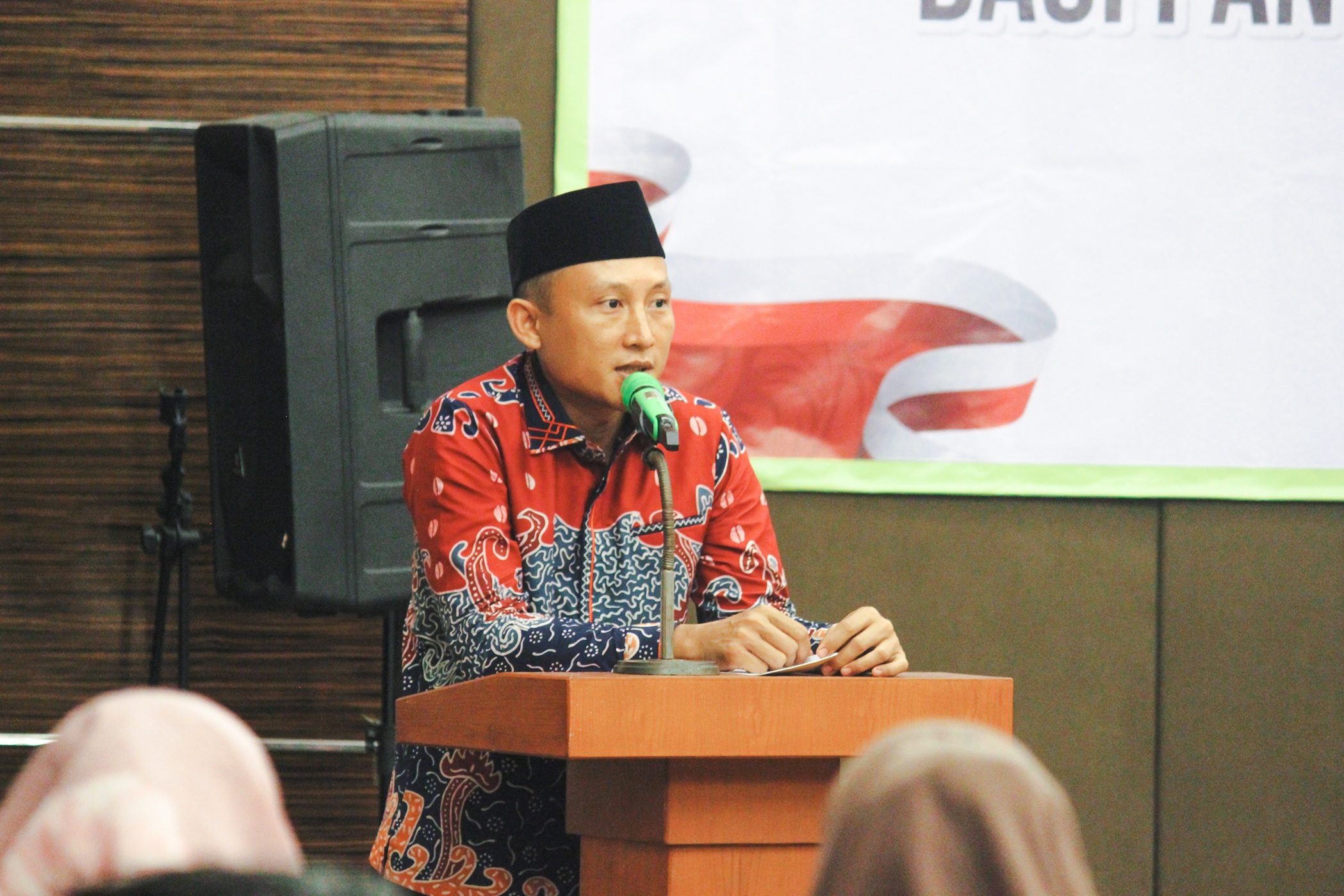 Anggota Bawaslu Kabupaten Pesawaran, Pajril Fatra, menyampaikan sambutan dalam Rapat Evaluasi Kegiatan dan Anggaran Pengawasan Pilkada Tahun 2024 di Hotel Arnes, Bandar Lampung, Kamis (26/12).