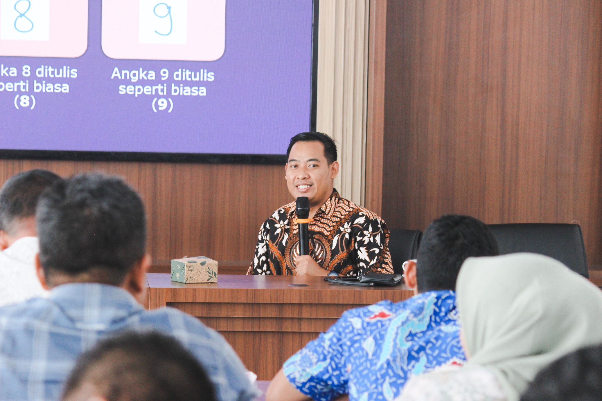 Koordinator Divisi Pencegahan, Parmas dan Humas, Mutholib, menghadiri Rapat Koordinasi Persiapan Penggunaan Aplikasi SIREKAP, di Ruang Rapat KPU Pesawaran pada Selasa (08/10).