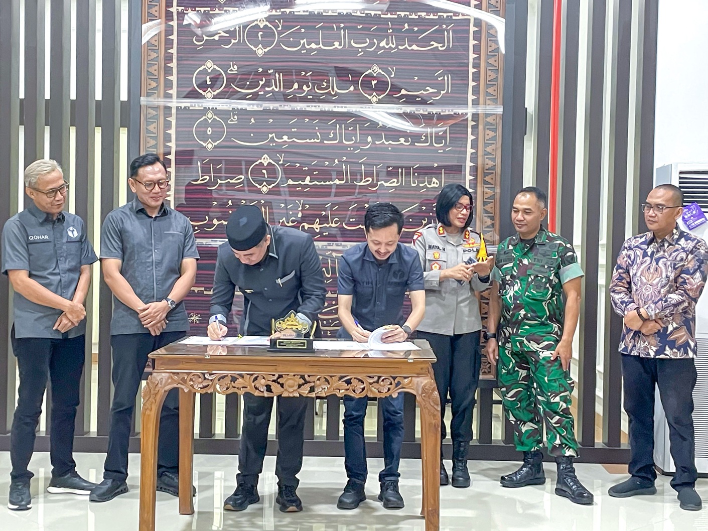 Ketua Bawaslu Pesawaran, Fatihunnajah, resmi menandatangani Naskah Perjanjian Hibah Daerah (NPHD) untuk pengawasan pelaksanaan Pemungutan Suara Ulang (PSU) Pilkada 2024, diruang rapat Bupati Pesawaran, Senin (24/3).