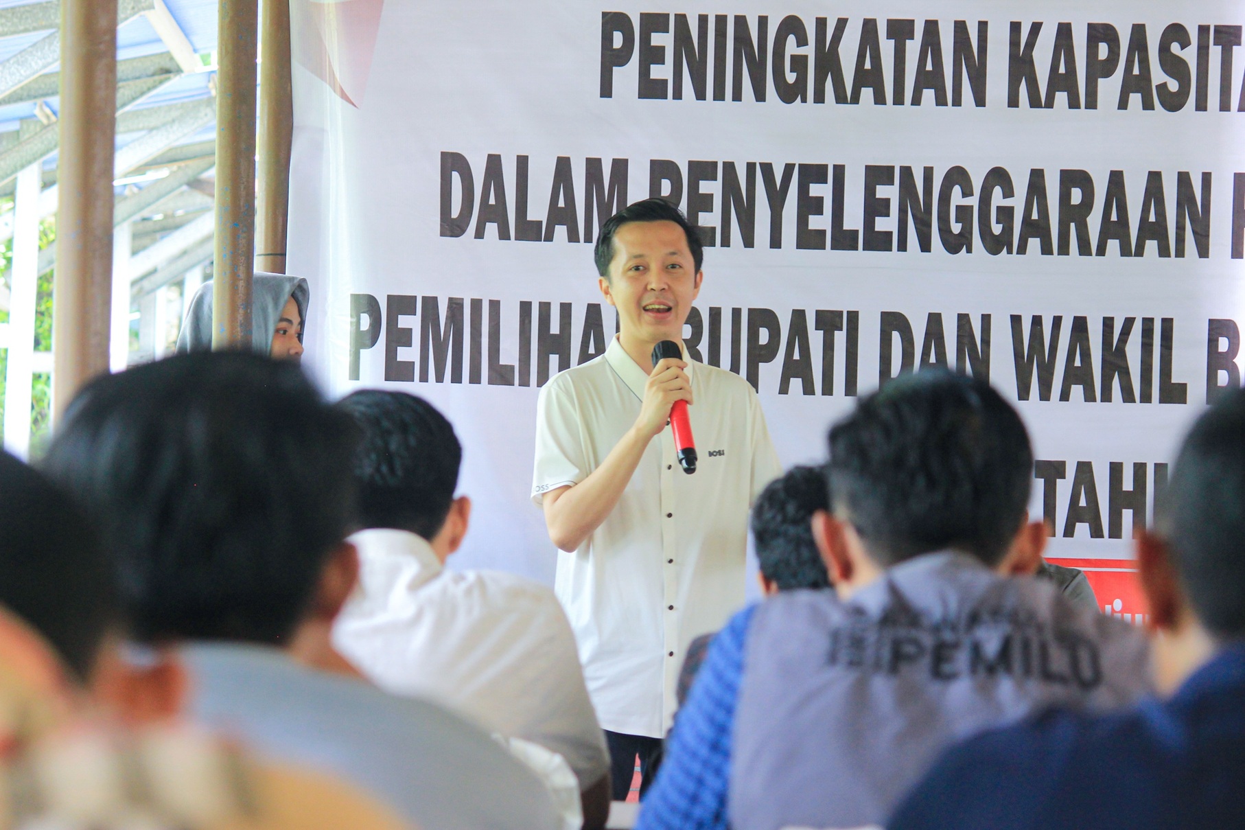 Ketua Bawaslu Pesawaran, Fatihunnajah, saat menyampaikan arah dalam kegiatan kapasitas bagi jajaran pengawas Pemilu dalam rangka menghadapi penyelenggaraan Pemungutan Suara Ulang (PSU) Pemilihan Bupati dan Wakil Bupati Pesawaran Tahun 2024, di Saung Djunjungan's Negeri Sakti Pesawaran, Senin (14/4).