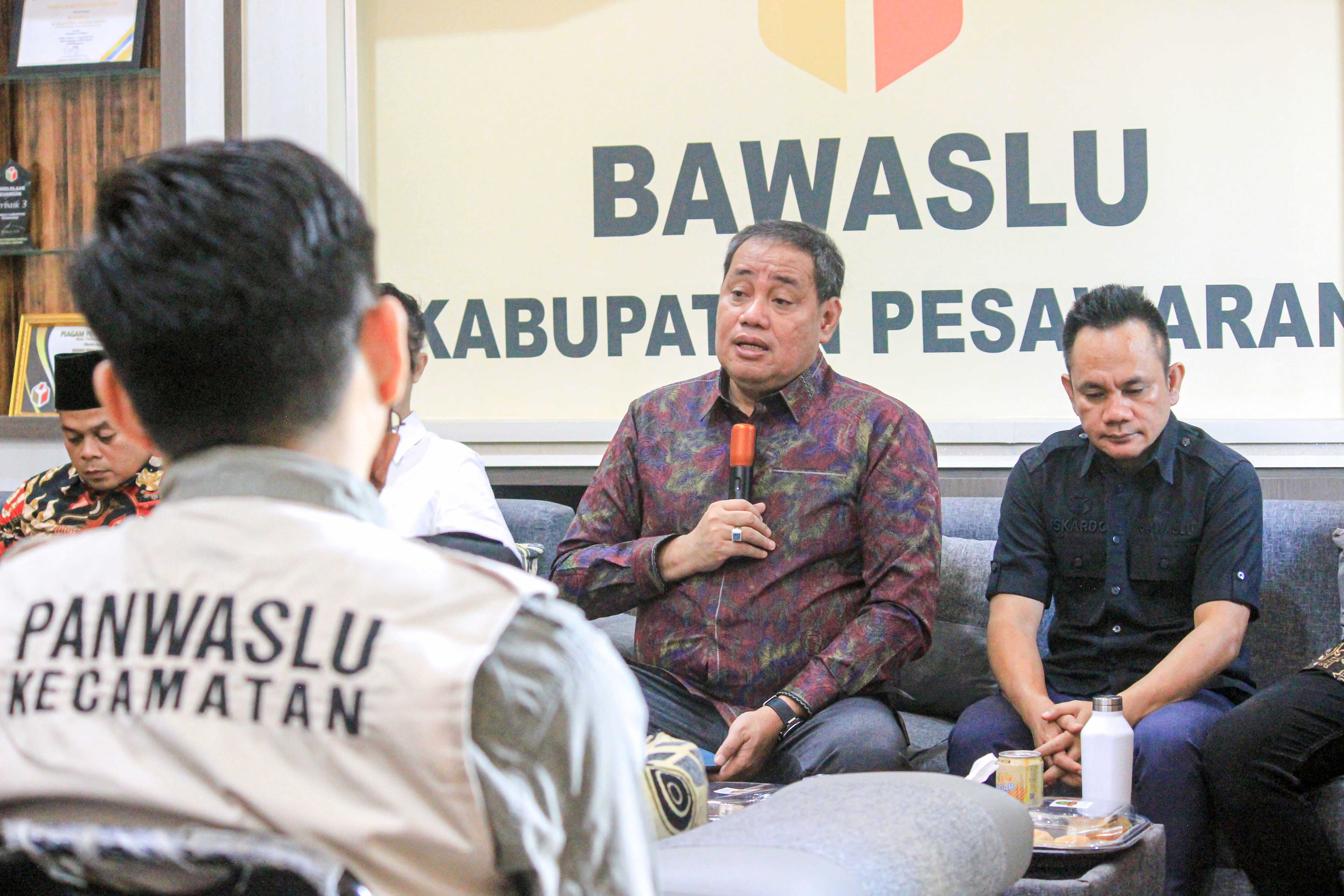 Anggota Bawaslu Herwyn JH Malonda saat memberi arahan Panwaslu Kecamatan dan Pengawas Kelurahan/Desa (PKD) di Sekrerariat Bawaslu Pesawaran, Kamis (8/5).