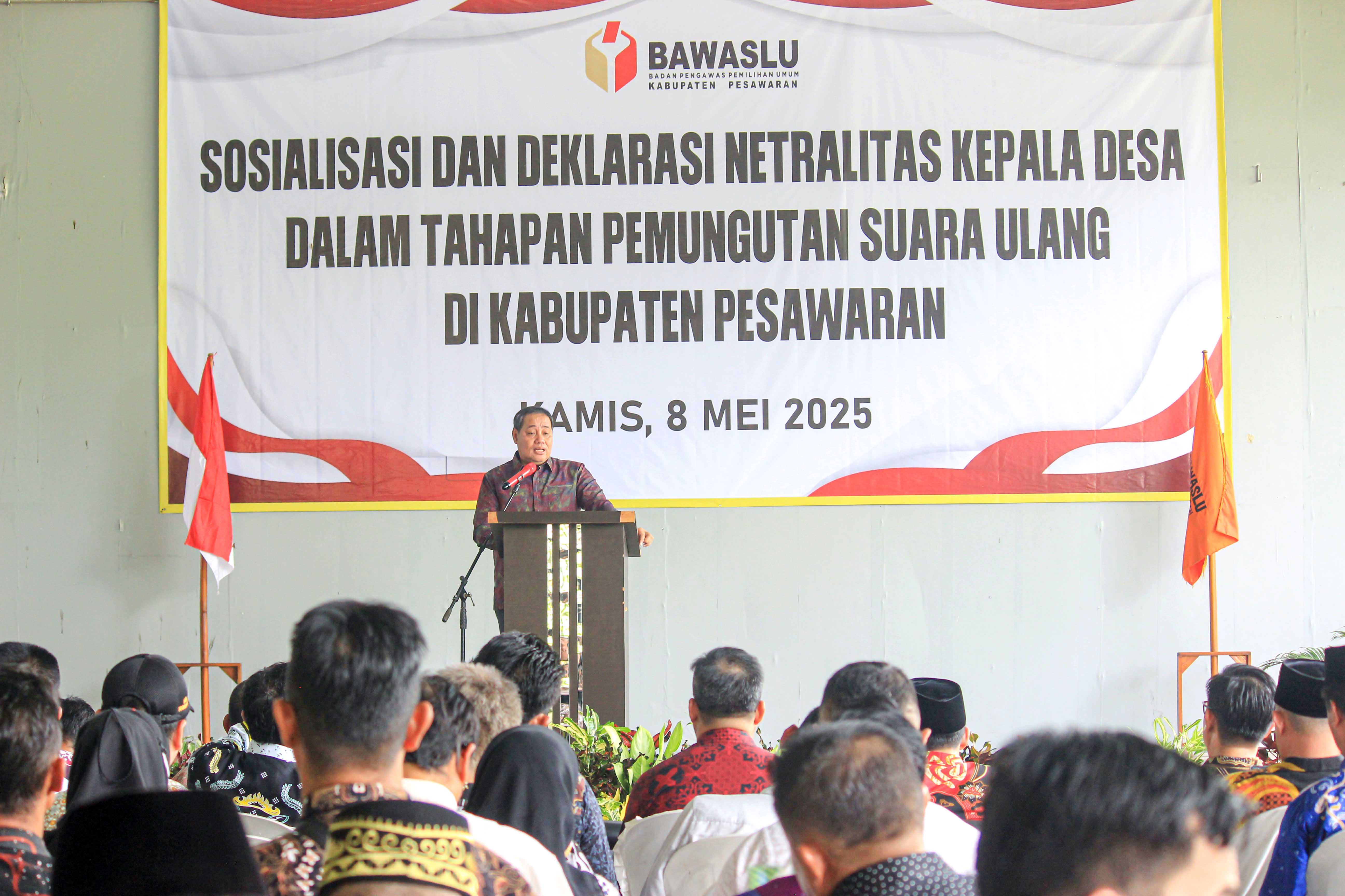 Anggota Bawaslu RI Herwyn JH Malonda saat membuka resmi kegiatan Sosialisasi dan Ikrar Netralitas Kepala Desa dalam tahapan Pemungutan Suara Ulang di Saung Djunjungan, Gedong Tataan, Kamis (8/5).