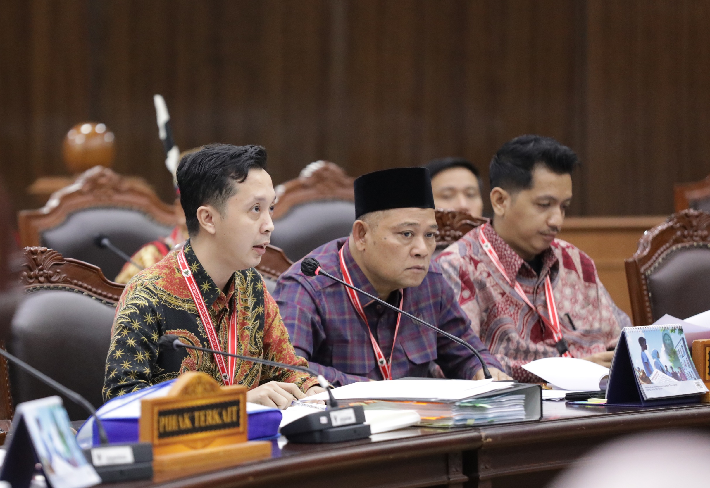 Ketua Bawaslu Kabupaten Pesawaran, Fatihunnajah, saat menyampaikan keterangan resmi dalam sidang pemeriksaan perkara Perselisihan Hasil Pemilihan (PHP) pada Pemungutan Suara Ulang (PSU) Pemilihan Bupati dan Wakil Bupati Kabupaten Pesawaran di Mahkamah Konstitusi (MK), Jakarta, Jumat (20/6).