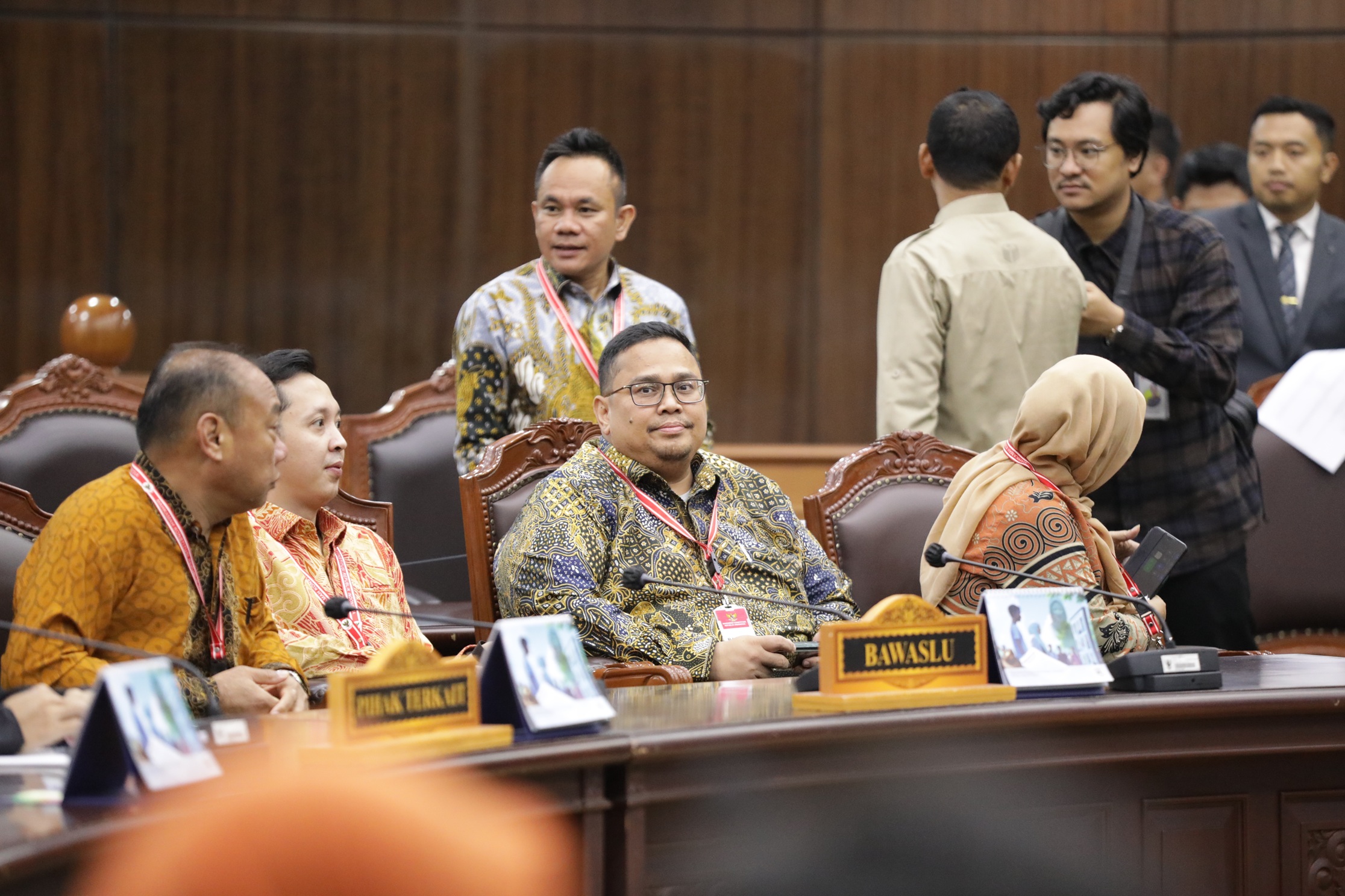 Ketua dan Anggota Bawaslu Kabupaten Pesawaran menghadiri Sidang Pleno Pengucapan Putusan Perkara Nomor 325/PHPU.BUP-XXIII/2025 yang digelar Mahkamah Konstitusi Republik Indonesia (MK RI) di Ruang Sidang Gedung MKRI 1, Jakarta, Kamis (26/6).