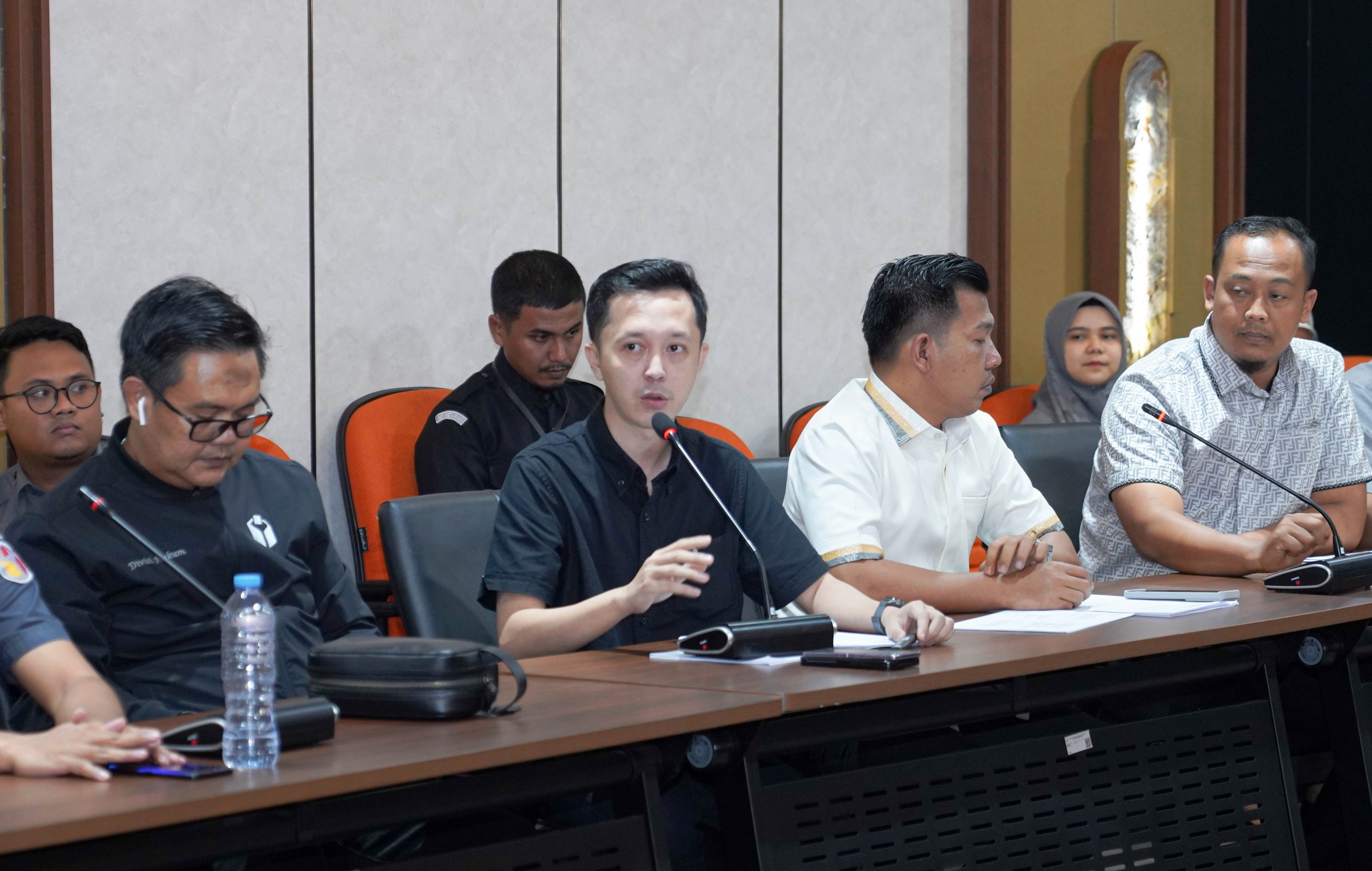 Ketua Bawaslu Kabupaten Pesawaran, Fatihunnajah, bersama Anggota Bawaslu Kabupaten Pesawaran, Oktiyas Afriza, menghadiri rapat penyusunan dan review keterangan tertulis di ruang rapat Bawaslu RI, Jakarta, pada Senin (16/6).