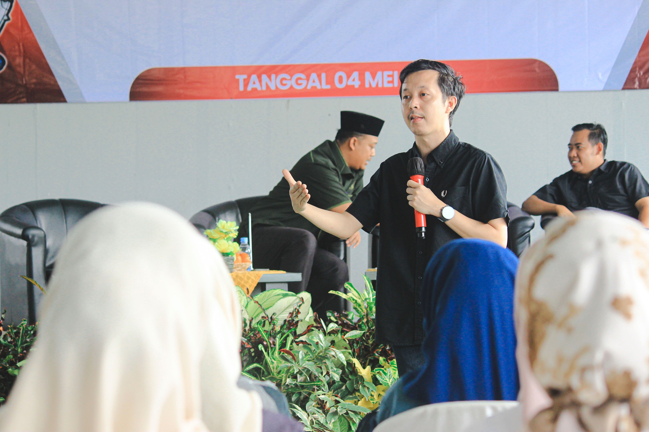 Ketua Bawaslu Kabupaten Pesawaran, Fatihunnajah, saat menyampaikan sambutan pada kegiatan sosialisasi pengawasan partisipatif bersama kelompok perempuan di Saung Djunjungan’s, Pesawaran, Minggu (4/5).