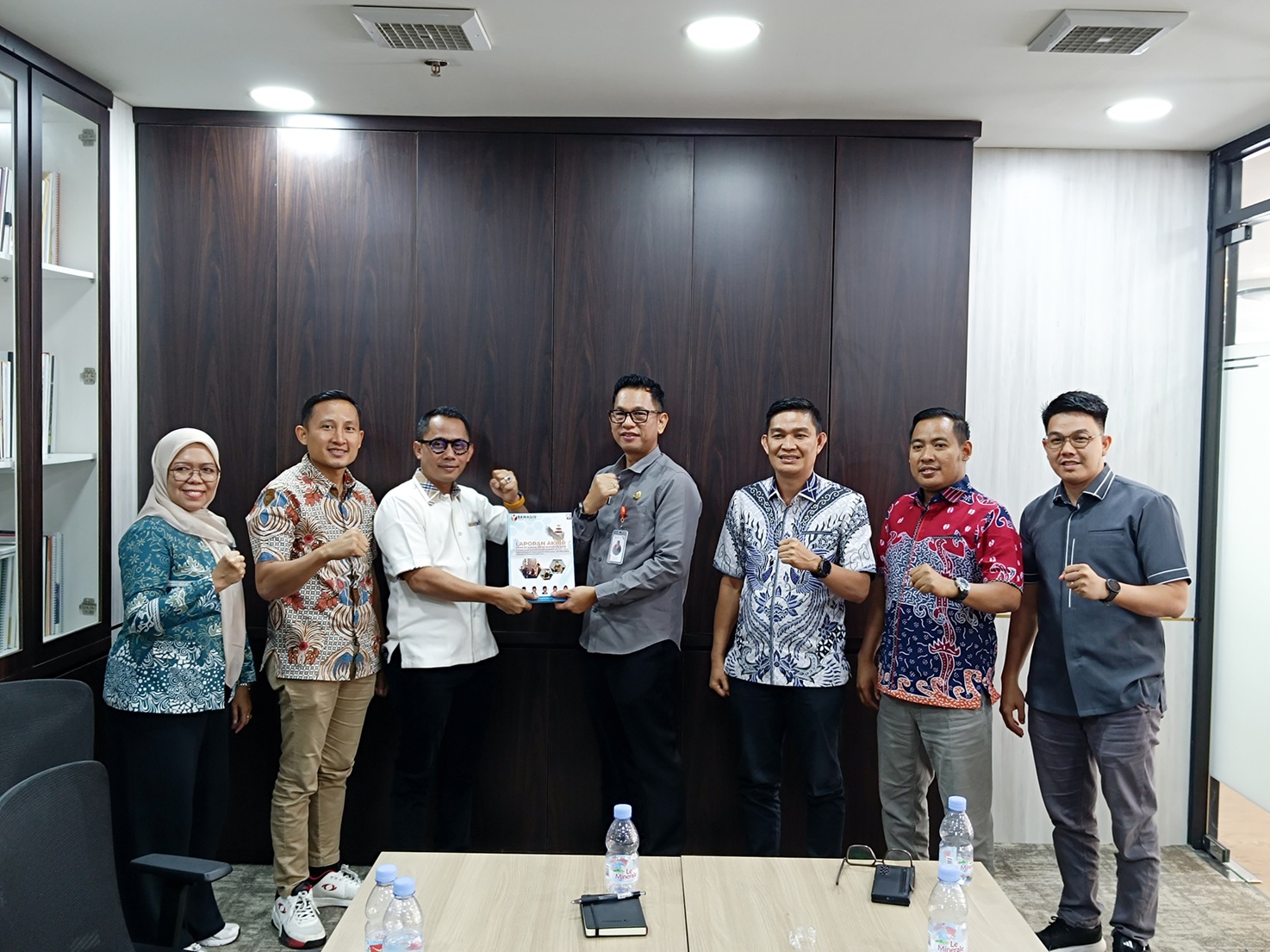 Anggota Bawaslu Kabupaten Pesawaran, Mutholib dan Pajril Fatra, didampingi oleh Anggota Bawaslu Provinsi Lampung, Hamid Badrul Munir dan Gistiawan, serta Kepala Bagian Pengawasan Bawaslu Provinsi Lampung, Mimi Abriyani, menyerahkan Laporan Akhir Pencegahan, Pengawasan, dan Pengawasan Partisipatif pada tahapan Pemungutan Suara Ulang (PSU) Pemilihan Bupati dan Wakil Bupati Pesawaran Tahun 2025 kepada Kepala Biro Fasilitasi Pengawasan Pemilu Bawaslu RI, Eliazar Barus, Jakarta, Selasa (22/7).