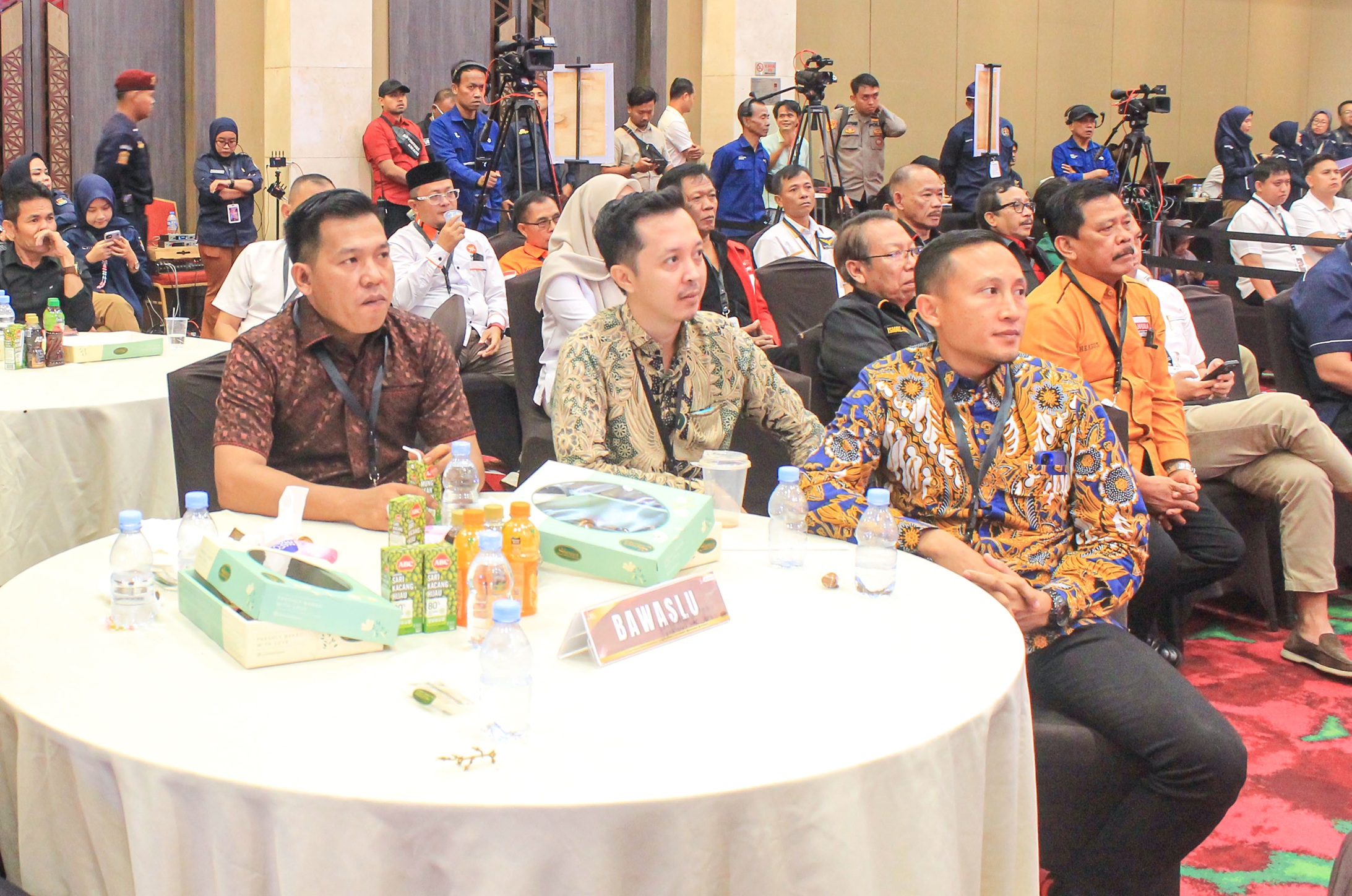 Ketua Bawaslu Kabupaten Pesawaran, Fatihunnajah, bersama Anggota Bawaslu Kabupaten Pesawaran, Mutholib, Oktiyas Afriza, Aji Purwadi, dan Pajril Fatra, serta Kepala Sekretariat Kukuh Julian, melakukan pengawasan terhadap pelaksanaan debat publik pasangan calon Bupati dan Wakil Bupati Kabupaten Pesawaran di Hotel Emersia, Bandar Lampung, pada Minggu (18/5).