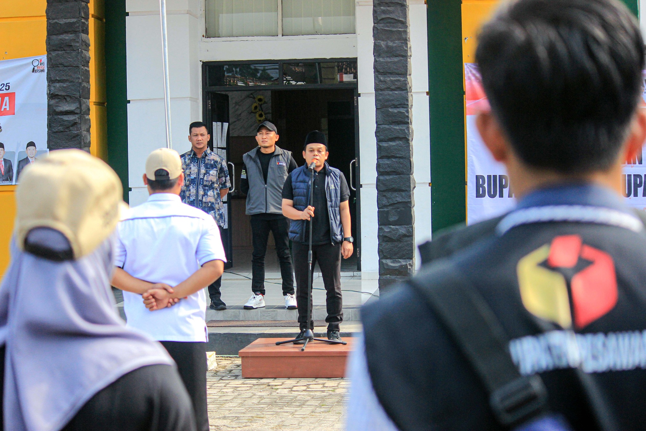 Apel Siaga Pengawasan menjelang pelaksanaan Pemungutan Suara Ulang (PSU) Pemilihan Bupati dan Wakil Bupati Pesawaran Tahun 2025, di halaman Sekretariat Bawaslu Kabupaten Pesawaran, Rabu (21/5).