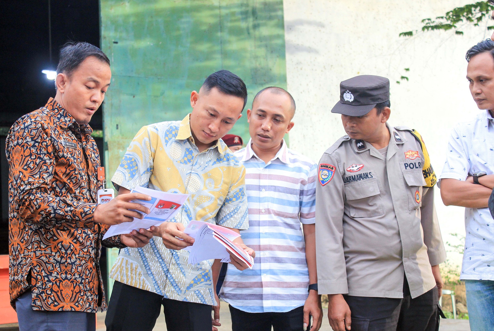 Anggota Bawaslu Pesawaran, Pajril Fatra, melakukan pengawasan secara langsung terhadap proses pemusnahan kelebihan surat suara di Gudang Logistik KPU Pesawaran, Jumat (23/5).