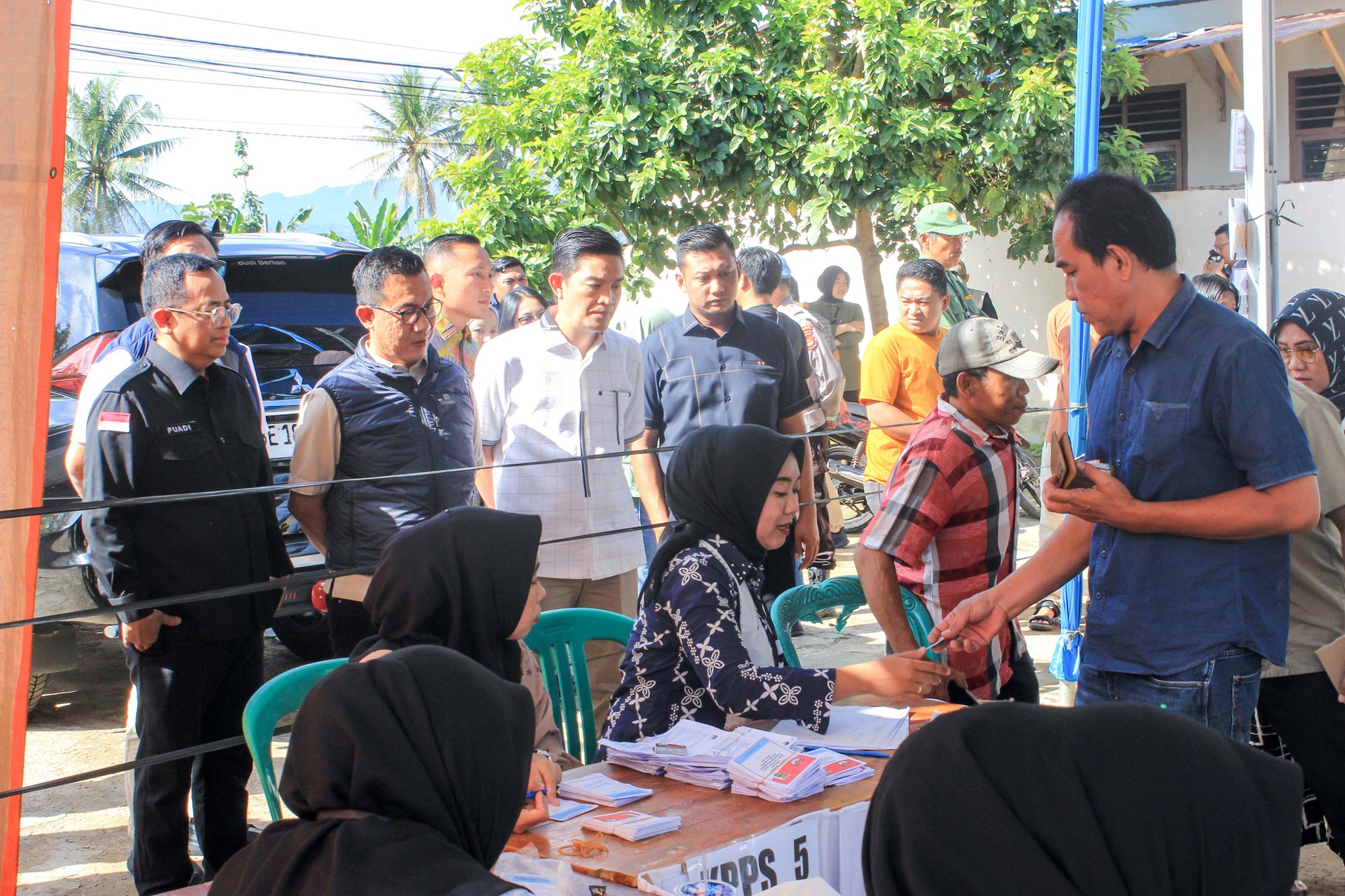 Anggota Bawaslu RI, Puadi, didampingi oleh Anggota Bawaslu Provinsi Lampung, yakni Suheri, Imam Bukhori, Tamri, Gistiawan, dan Ahmad Qohar, bersama Anggota Bawaslu Kabupaten Pesawaran, Aji Purwadi dan Pajril Fatra, melakukan pengawasan langsung terhadap pelaksanaan Pemungutan Suara Ulang (PSU) Pemilihan Bupati dan Wakil Bupati Pesawaran Tahun 2025 pada Sabtu (24/5).