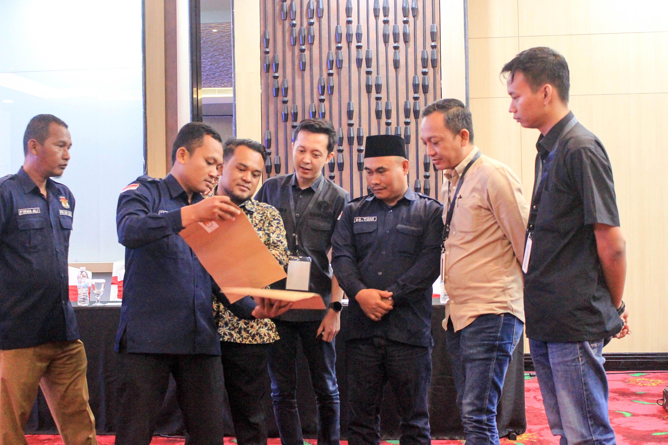 Ketua Bawaslu Pesawaran, Fatihunnajah dan Anggota Bawaslu Pesawaran, Mutholib, Oktiyas Afirza, Aji Purwadi, serta Pajril Fatra melakukan pengawasan terhadap jalannya Rapat Pleno Terbuka Rekapitulasi Hasil Penghitungan Perolehan Suara Tingkat Kabupaten pada Pemungutan Suara Ulang (PSU) Pemilihan Bupati dan Wakil Bupati Pesawaran Tahun 2025 di Hotel Emersia Bandar Lampung, Selasa (27/5)