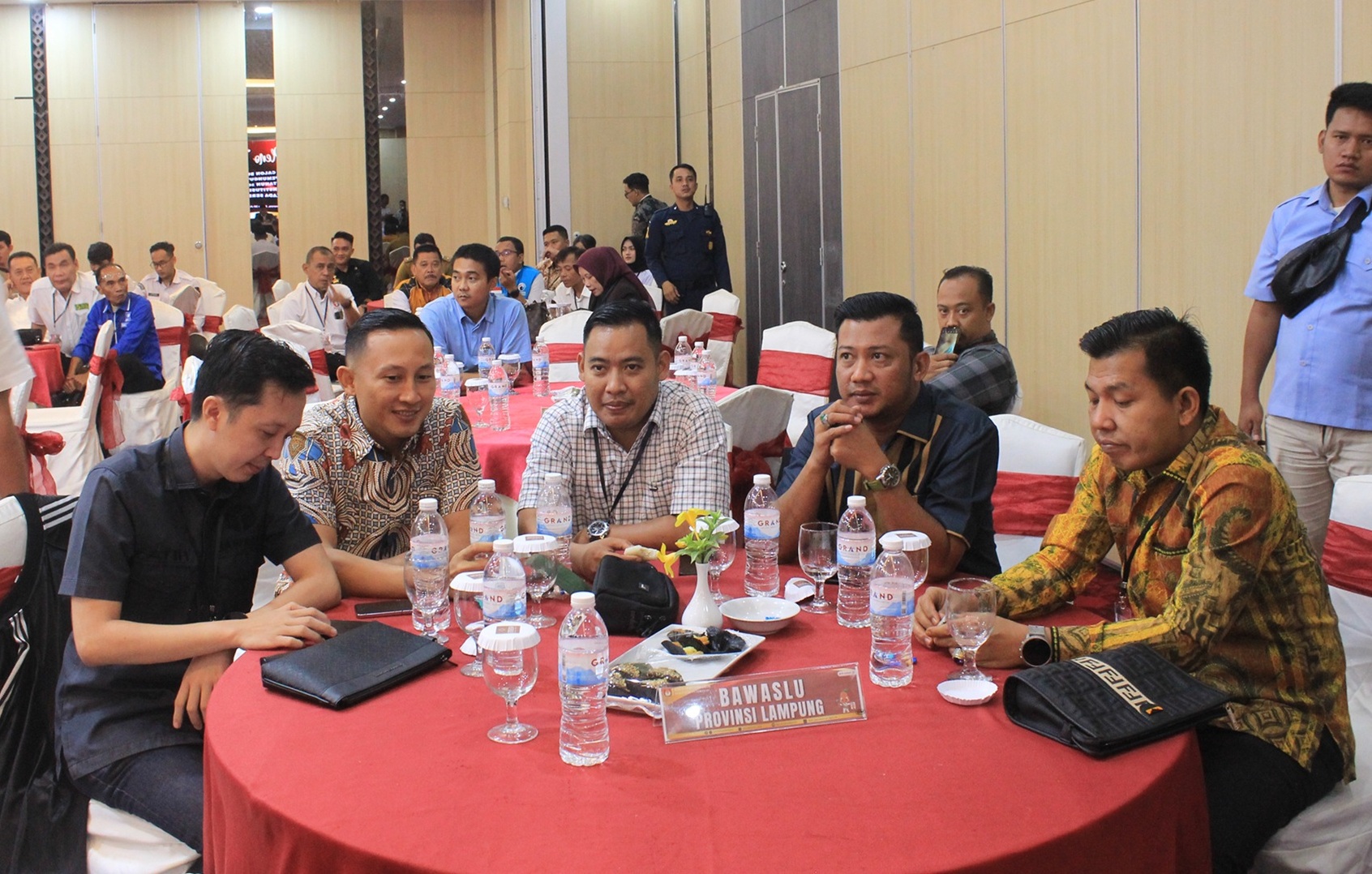 Ketua Bawaslu Kabupaten Pesawaran, Fatihunnajah, bersama Anggota Bawaslu Kabupaten Pesawaran, Mutholib, Oktiyas Afriza, Aji Purwadi, dan Pajril Fatra, melakukan pengawasan terhadap pelaksanaan Rapat Pleno Terbuka Penetapan Pasangan Calon Bupati dan Wakil Bupati Terpilih hasil Pemungutan Suara Ulang (PSU) Pilkada Pesawaran Tahun 2025 yang diselenggarakan oleh KPU Kabupaten Pesawaran ini berlangsung di Hotel Emersia, Bandar Lampung, pada Senin (30/6). 