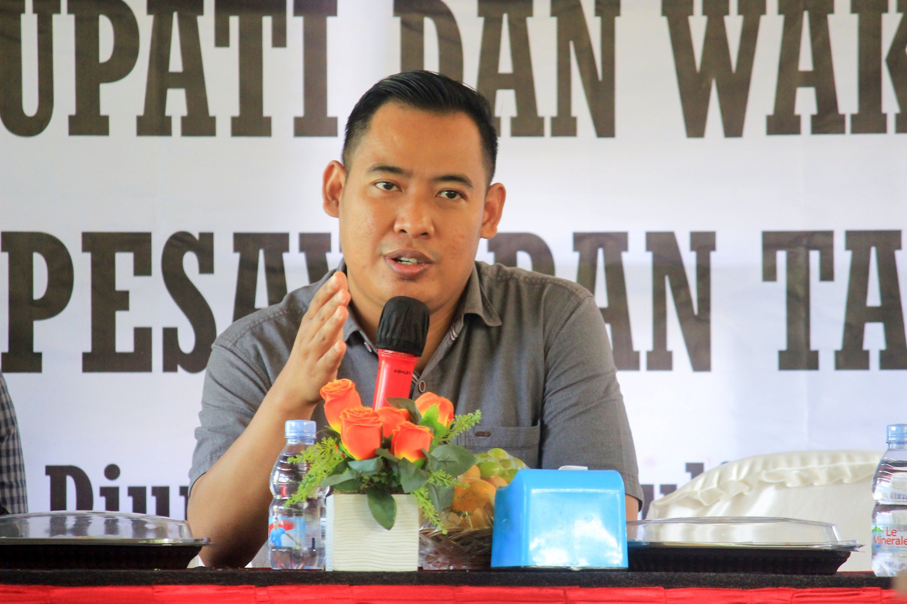 Anggota Bawaslu Kabupaten Pesawaran, Mutholib, saat sambutannya dalam rapat evaluasi pengawasan tahapan Pemungutan Suara Ulang (PSU) Pemilihan Bupati dan Wakil Bupati Pesawaran Tahun 2025, yang berlangsung di Saung Djunjungan’s, Jumat (4/7).