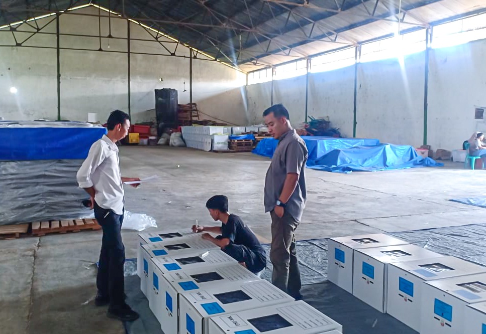 Anggota Bawaslu Kabupaten Pesawaran, Mutholib, awasi proses penyortiran dan pengepakan logistik untuk Pemungutan Suara Ulang (PSU) Pilkada Pesawaran Tahun 2025 di gudang logistik KPU Kabupaten Pesawaran pada Senin (12/5).