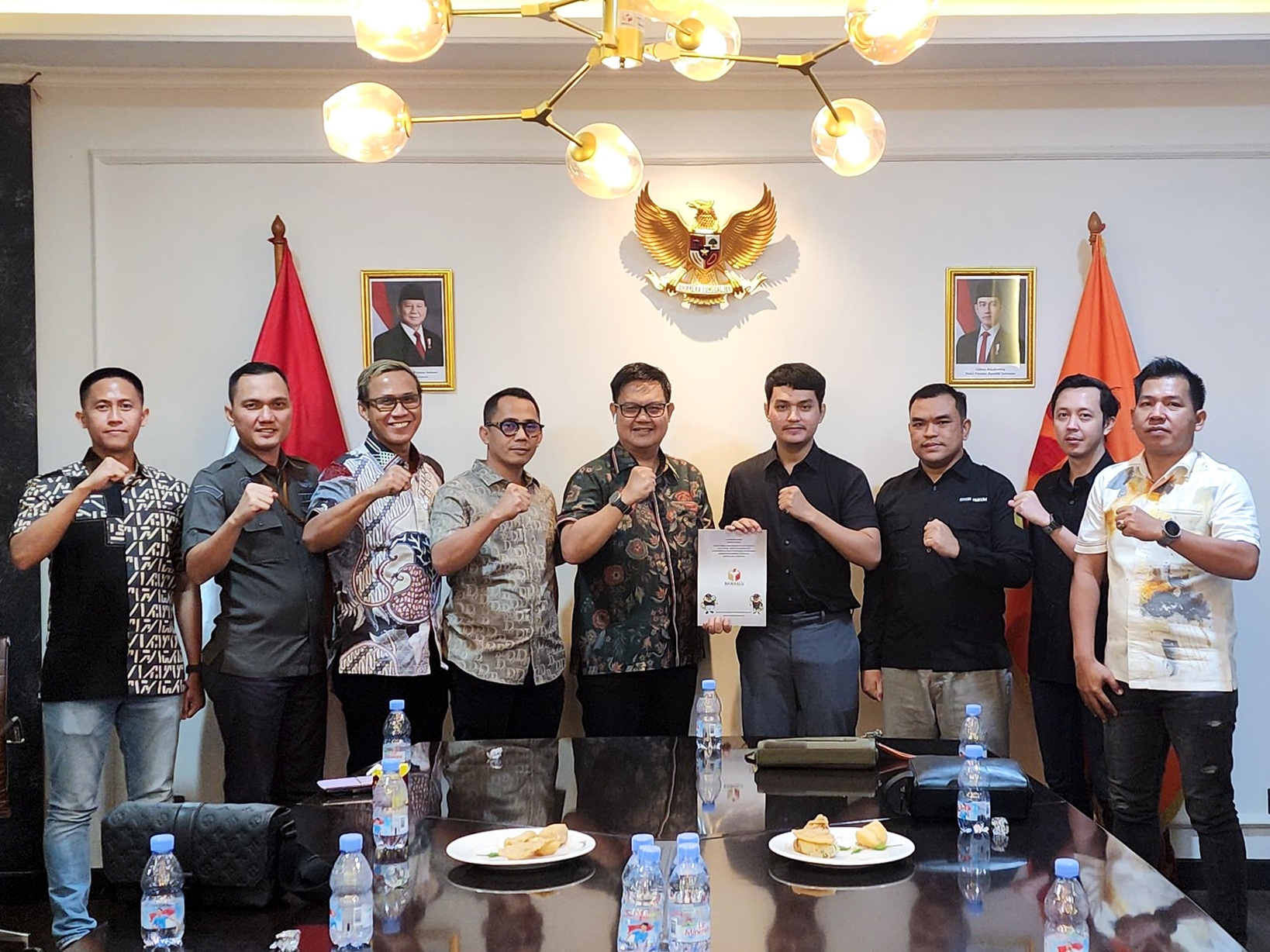 Penyerahan laporan ini dilakukan langsung oleh Ketua Bawaslu Kabupaten Pesawaran, Fatihunnajah, didampingi Anggota Bawaslu Kabupaten Pesawaran sekaligus Koordinator Divisi Hukum dan Penyelesaian Sengketa, Oktiyas Afriza, bersama Anggota Bawaslu Provinsi Lampung di Gedung Bawaslu RI, Jakarta, Selasa (22/7).