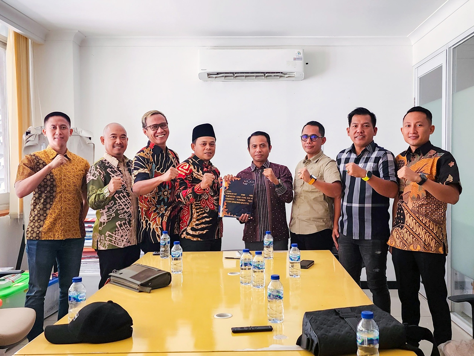 Anggota Bawaslu Kabupaten Pesawaran, Pajril Fatra dan Oktiyas Afriza, didampingi oleh Kepala Sekretariat Kukuh Julian, bersama dengan Anggota Bawaslu Provinsi Lampung menyerahkan lima laporan akhir pengawasan tahapan Pemungutan Suara Ulang (PSU) Pilkada Pesawaran Tahun 2025 kepada Bawaslu RI, di Jakarta, Rabu (24/7).