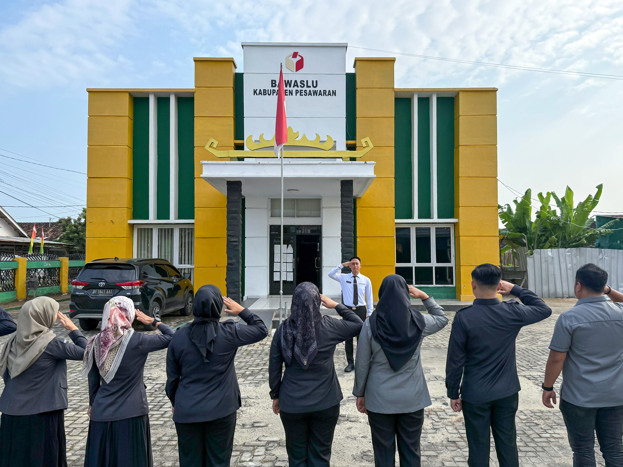 Kegiatan apel yang dipimpin langsung oleh Kepala Sekretariat Bawaslu Pesawaran, Kukuh Julian, dan diikuti oleh seluruh jajaran sekretariat, di halaman Sekretariat Bawaslu Kabupaten Pesawaran, Senin (28/7).