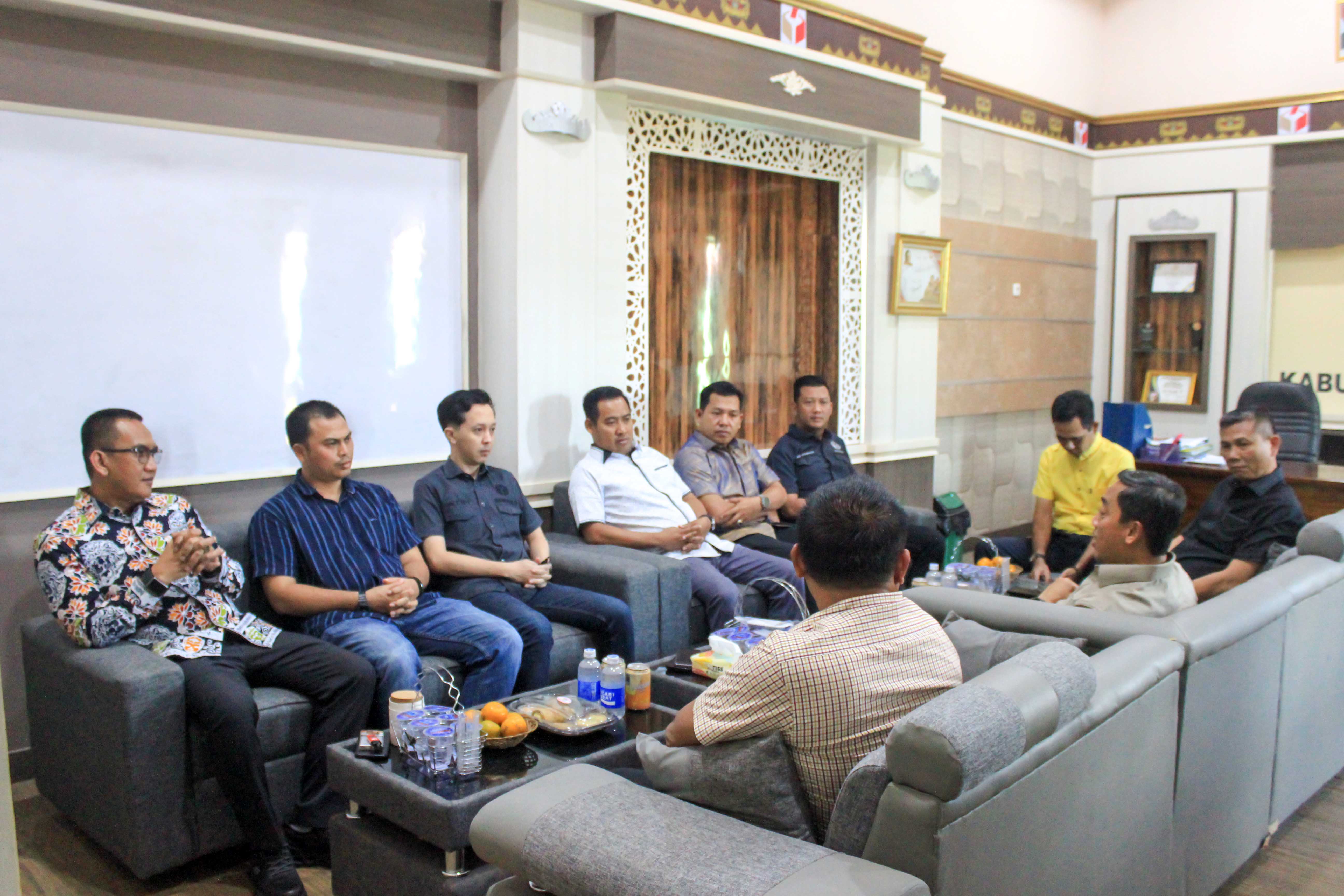 Ketua Bawaslu Kabupaten Pesawaran, Fatihunnajah, dan Anggota Bawaslu Kabupaten Pesawaran saat menerima kunjungan Tim Pengkajian Konflik Baintelkam Mabes Polri di Sekretariat Bawaslu Kabupaten Pesawaran, Selasa (12/8).