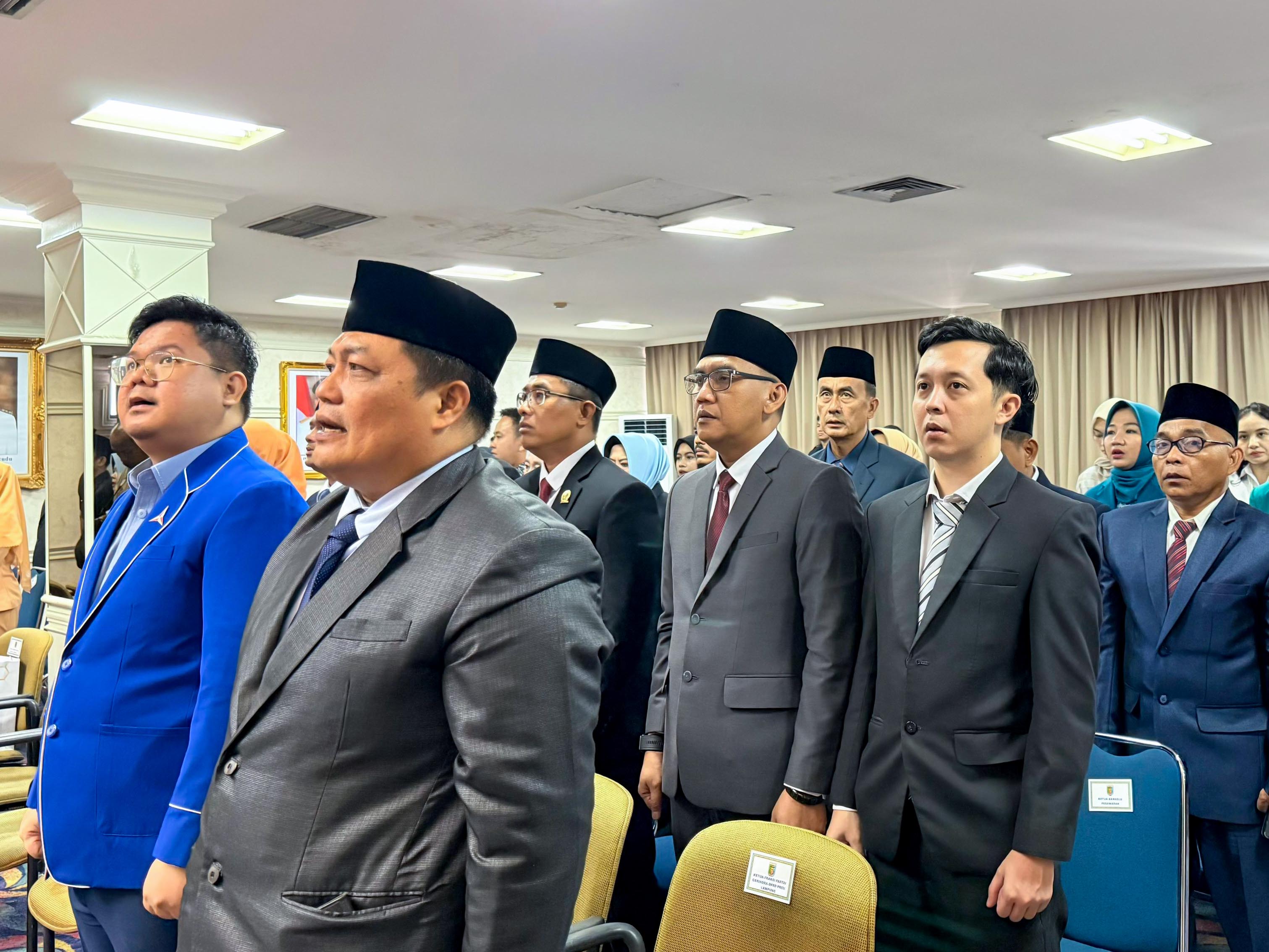 Ketua dan Anggota Bawaslu Pesawaran saat menghadiri upacara pelantikan serta pengambilan sumpah/janji jabatan Bupati dan Wakil Bupati Pesawaran Periode 2025–2030, di Gedung Balai Keratun, Kantor Gubernur Lampung pada Rabu (27/8).