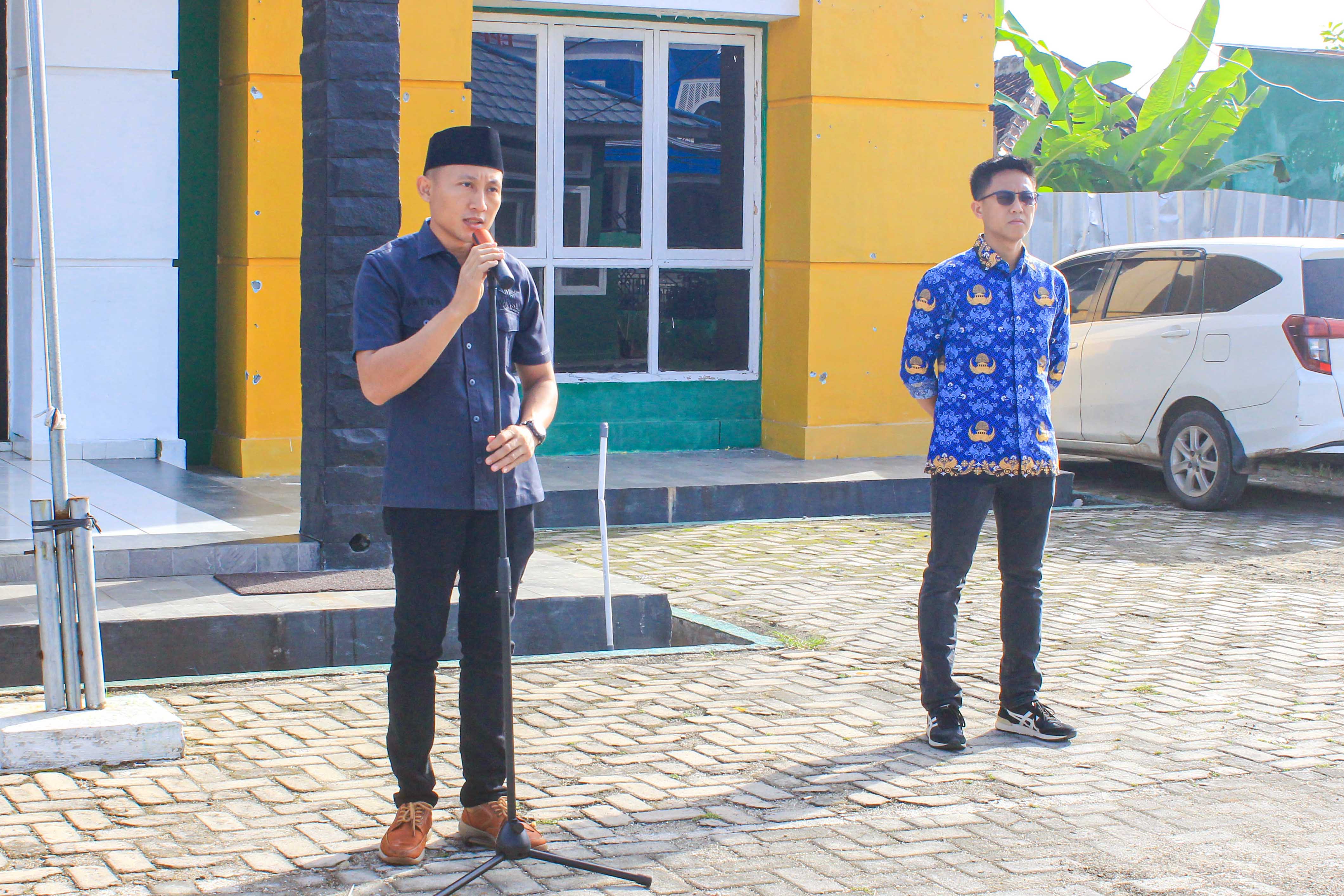 Anggota Bawaslu Kabupaten Pesawaran, Pajril Fatra, saat menyampaikan amanat dalam upacara memperingati Hari Lahir Pancasila tahun 2025, di halaman Sekretariat Bawaslu Kabupaten Pesawaran, Senin (2/6).