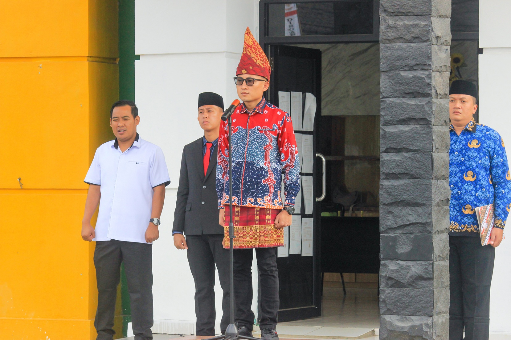 Anggota Bawaslu Pesawaran, Pajril Fatra, saat menjadi pembicara upacara peringatan Hari Ulang Tahun (HUT) ke-80 Republik Indonesia (RI ) di halaman Sekretariat, Minggu (17/8).