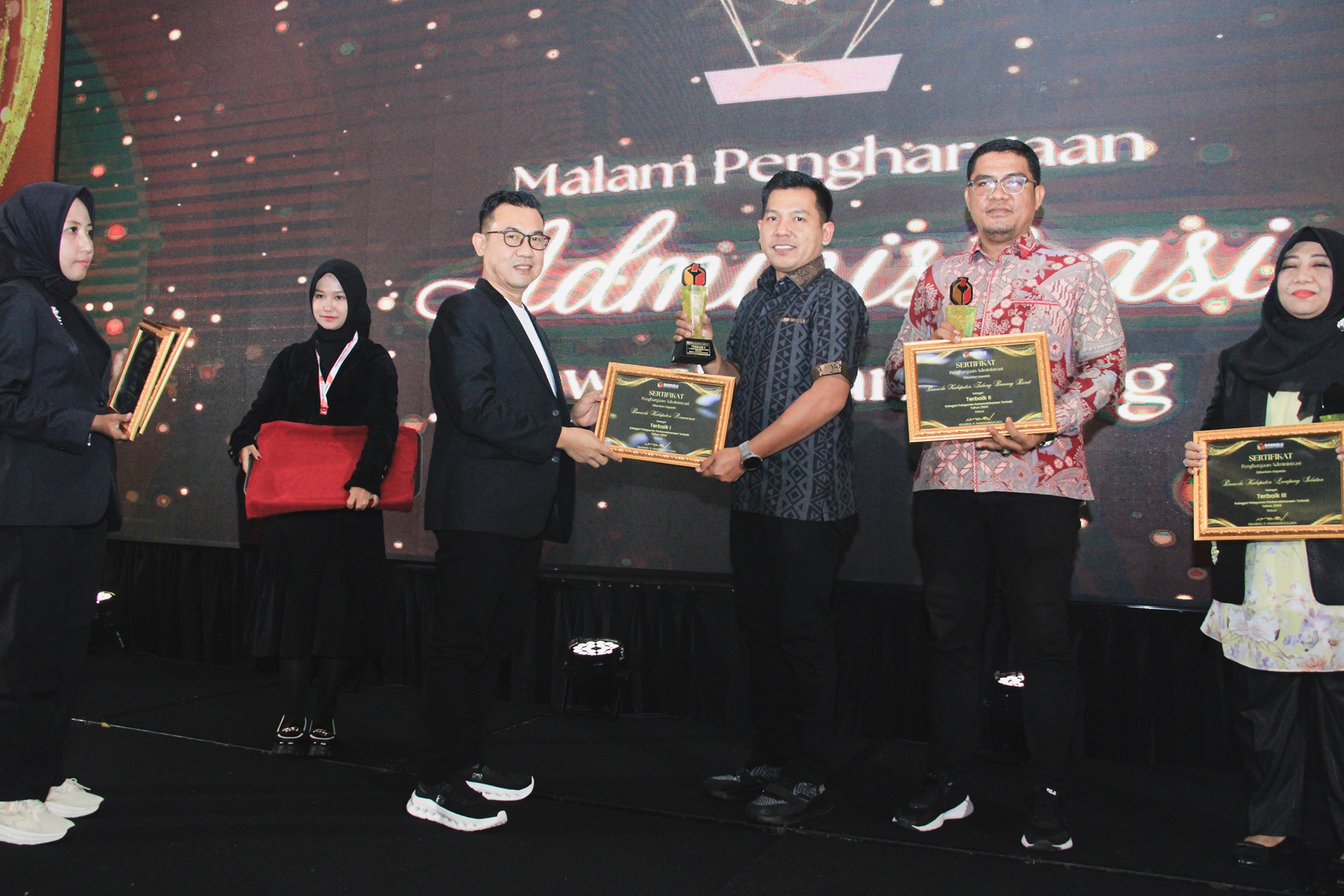 Bawaslu Pesawaran Ukir Prestasi di Ajang Malam Penghargaan Administrasi Bawaslu Lampung 2025