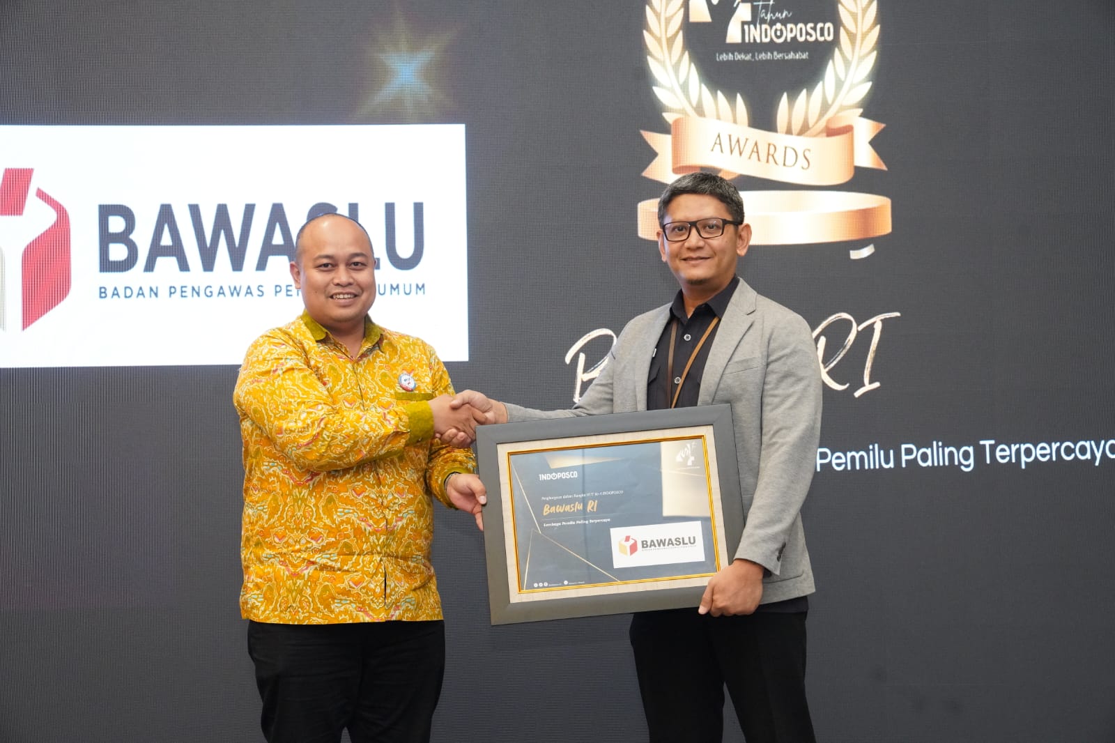 Kepala Biro Hukum dan Humas Bawaslu RI Agung Bagus Gede Bhayu Indraatmaja (kanan) saat menerima penghargaan sebagai Lembaga Penyelenggara Pemilu Paling Tepercaya dari Indopos.co 