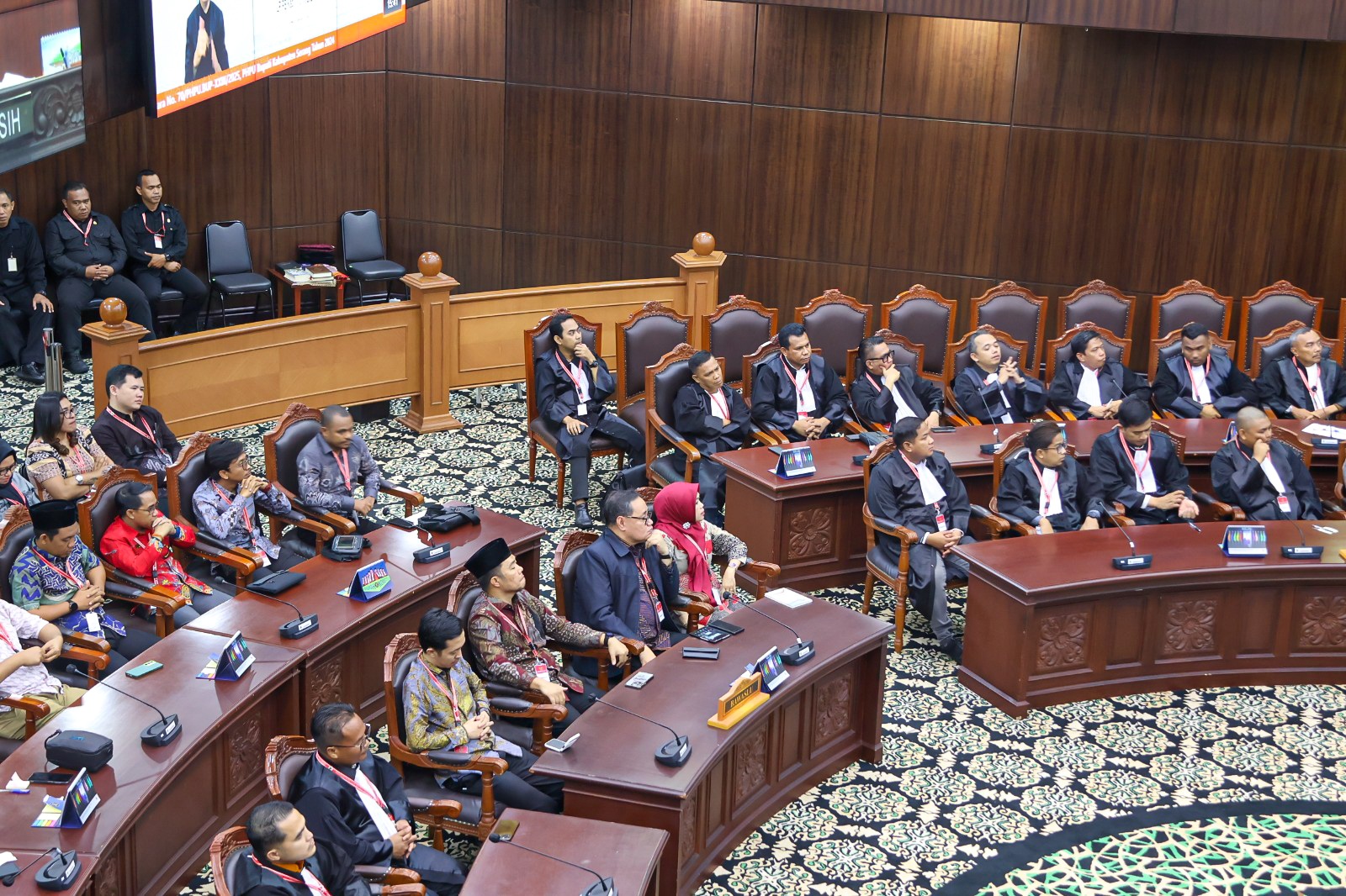 Ketua Bawaslu Pesawaran, Fatihunnajah, saat menghadiri sidang putusan terkait Perselisihan Hasil Pemilihan (PHP) Bupati dan Wakil Bupati Pesawaran Tahun 2024 dengan Nomor 20/PHPU.BUP-XXIII/2025. yang berlangsung di Gedung MKRI 1, Jakarta, pada Senin (24/2).