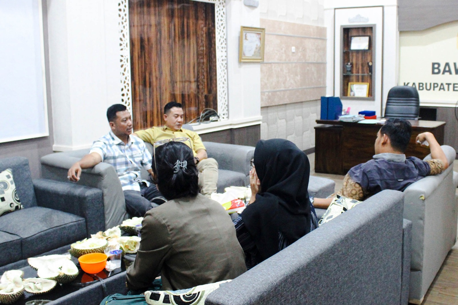 Anggota Bawaslu Pesawaran Aji Purwadi dan Mutholib saat menyambut kunjungan Anggota Bawaslu Provinsi Lampung, Tamri, beserta rombongan di Sekretariat Bawaslu Pesawaran, pada Selasa (07/01).