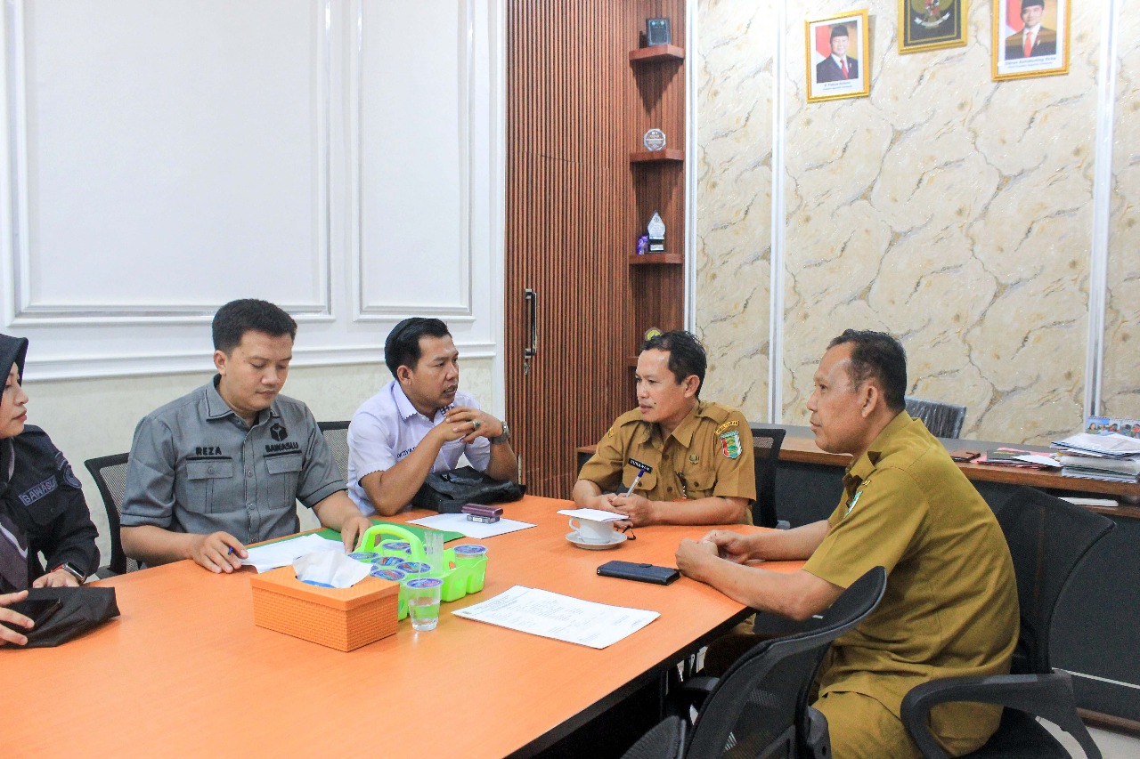 Anggota Bawaslu Kabupaten Pesawaran, Oktiyas Afriza, saat melakukan uji petik data pemilih di Desa Sukaraja, Gedong Tataan, Selasa (2/12).