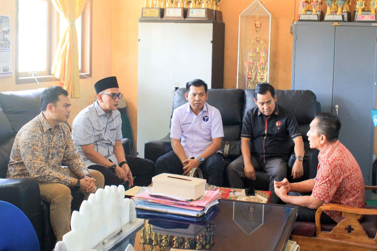 Anggota Bawaslu Pesawaran Mutholib dan Oktiyas Afriza, saat melakukan pengawasan melekat terhadap proses COKTAS pada Pemutakhiran Data Pemilih Berkelanjutan (PDPB) Triwulan IV, di Kantor Camat Way Lima, Kamis, (20/11).