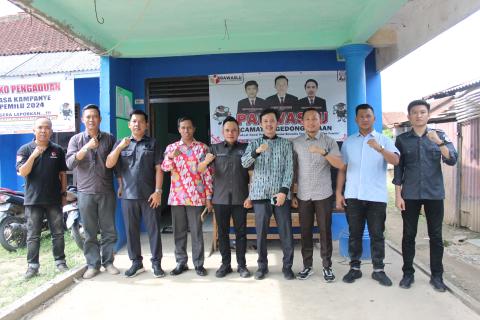 Foto bersama Ketua Bawaslu Provinsi Lampung bersama Ketua dan Anggota Bawaslu Kabupaten Pesawaran, Ketua KPU Kabupaten Pesawaran, Ketua dan Anggota Panwaslu Kecamatan Gedong Tataan serta PKD Sukaraja.