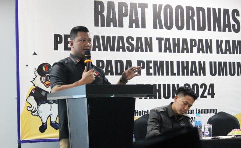 Koordinator Divisi Penanganan Pelanggaran, Data dan Informasi Aji Purwadi saat menyampaikan sambutan pada Rapat Koordinasi Pengawasan Tahapan Kampanye Pemilu Tahun 2024 di Hotel Kyriad M2 Bandar Lampung, Selasa (06/02).
