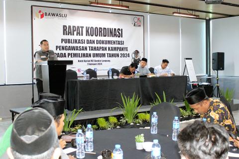 Anggota Bawaslu Kabupaten Pesawaran Mutholib, saat menyampaikan sambutan pada Rapat Koordinasi Publikasi Pengawasan Tahapan Kampanye Pemilu Tahun 2024 di Hotel Kyriad M2 Bandar Lampung pada Rabu (07/02).