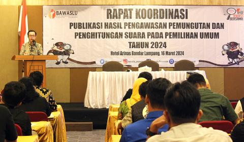 Ketua Bawaslu Kabupaten Pesawaran Fatihunnajah, saat menyampaikan sambutan pada pembukaan Rapat Koordinasi Publikasi Hasil Pengawasan Tahapan Pemungutan dan Penghitungan Suara Pemilu Tahun 2024 di Hotel Arinas Bandar Lampung, pada hari Sabtu (16/03).