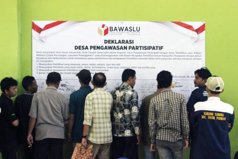 Proses Penandatangan Kesepakatan Bersama Stakeholder Kecamatan Teluk Pandan dan Masyarakat Desa Hurun Kecamatan Teluk Pandan pada Deklarasi Desa Pengawasan Partisipatif