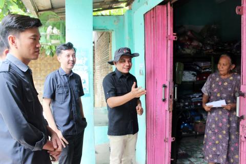 Ketua Bawaslu Lampung Iskardo P. Panggar bersama Ketua Bawaslu Pesawaran Fatihunnajah lakukan uji petik Pencocokan dan Penelitian (Coklit) data Pemilih di Desa Kutoarjo, Kecamatan Gedong Tataan, Senin (15/07).