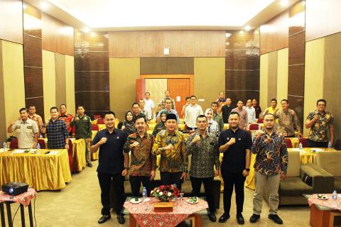 Foto bersama Ketua dan Anggota Bawaslu Pesawaran bersama stakehoder pada Rapat Koordinasi