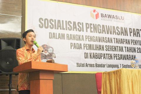 Ketua Bawaslu Pesawaran, Fatihunnajah, saat menyampaikan sambutan sekaligus membuka acara sosialisasi pengawasan partisipatif dalam rangka pengawasan tahapan penyusunan daftar pemilih pada Pemilihan Serentak 2024 di Hotel Arnes Bandar Lampung, Sabtu (07/09).