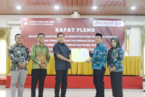 Rapat Pleno Terbuka Penetapan Daftar Pemilih Tetap (DPT) yang diselenggarakan oleh Komisi Pemilihan Umum (KPU) Kabupaten Pesawaran di Gedung Graha Adora, Jum’at (20/09).