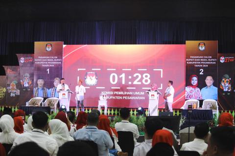 Anggota Bawaslu Pesawaran, Oktiyas Afriza, Debat Publik Pasangan Calon Bupati dan Wakil Bupati Kabupaten Pesawaran di Gedung Graha Adora, Selasa (29/10).